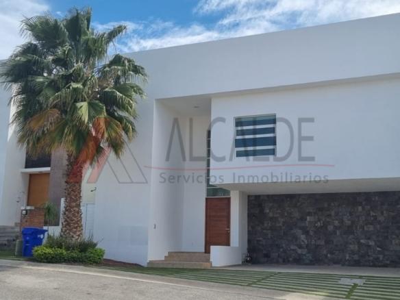 Casa en Renta en Club de Golf la Loma