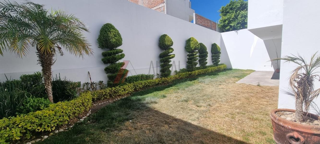 Casa en Renta en Club de Golf la Loma